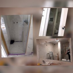 Michał Cader - Ukończona łazienka z marmurowymi płytkami, widoczna kabina prysznicowa z złotymi profilami, duże lustro z oświetleniem oraz fragment toalety; odbicie osoby robiącej zdjęcie w lustrze.