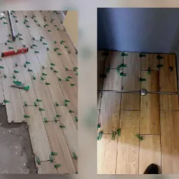 Układanie podłogowych paneli imitujących drewno z użyciem klipsów poziomujących i poziomicy; widoczny fragment nieukończonej powierzchni.