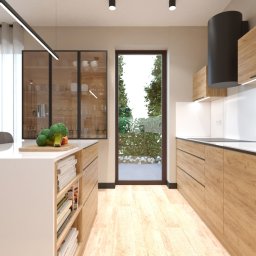 Izabela Widomska Wnętrza spółka z o. o. - Wizualizacja nowoczesnej kuchni z drewnianymi frontami szafek, białym blatem, wyspą z półkami na książki i widokiem na ogród przez przeszklone drzwi balkonowe.