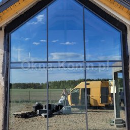 Projekt: Dom w FelicjachG2
Okna: Aluprof Mb79 Si oraz trapez w systemie fasadowym!
Stolarka: aluminiowe okna Aluprof MB79 Si 
Kolor: antracyt RAL7016 
Szklenie: 4/18/4/18/4 z ciepłymi ramkami TGI9005  PRESS GLASS 
Rolety: KRISPOL 
