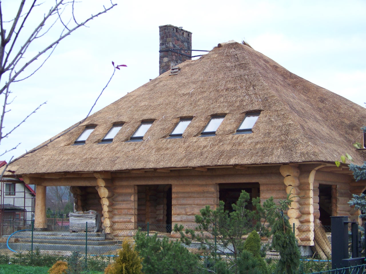 budowa domów z bali okrągłych w systemie kanadyjskim