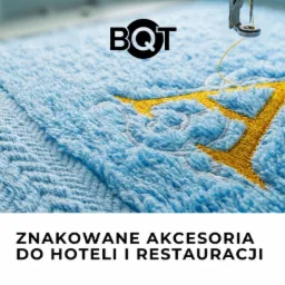 Haftowanie złotą nicią na błękitnym ręczniku z logo BQT, usługa realizowana we Wrocławiu dla hoteli i restauracji.