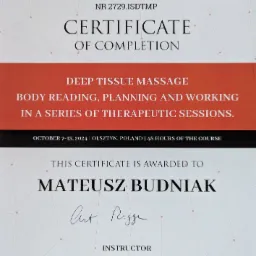 Certyfikat ukończenia kursu masażu głębokich tkanek dla Mateusza Budniaka, wydany przez International School of Deep Tissue Massage Practitioners, z datą 7-13 października 2024, podpisany przez...
