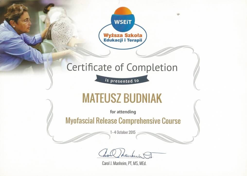 Certyfikat ukończenia kursu Myofascial Release Comprehensive Course przez Mateusza Budniaka, wydany przez Wyższą Szkołę Edukacji i Terapii WSEIT, z widoczną osobą wykonującą zabieg na pacjencie w tle.