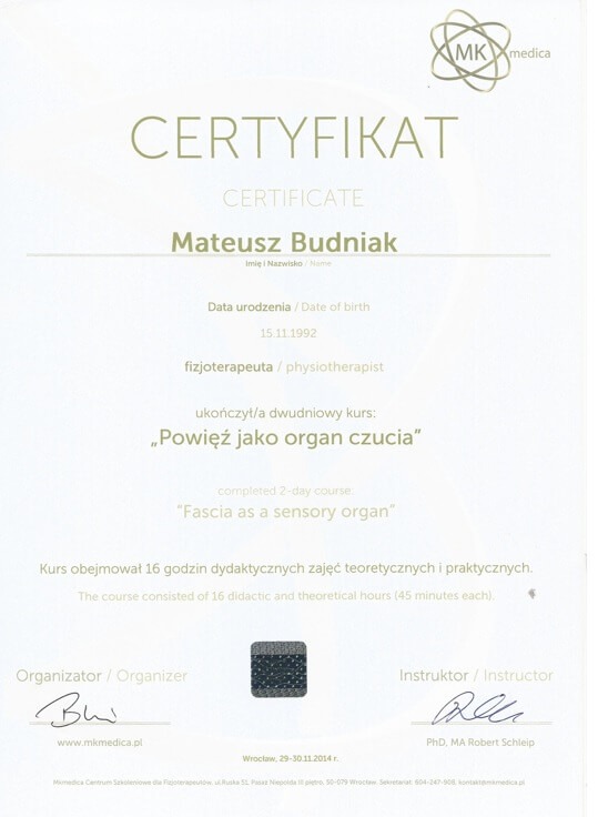 Certyfikat ukończenia kursu dwudniowego 'Powięź jako organ czucia' przez fizjoterapeutę Mateusza Budniaka, wydany przez MK medica, podpisany przez organizatora i instruktora Roberta Schleip.