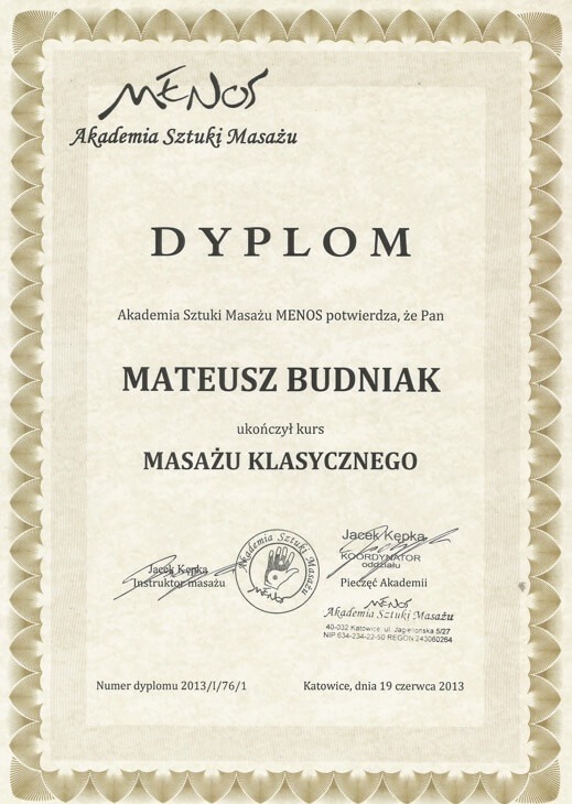 Skan dyplomu Akademii Sztuki Masażu MENOS potwierdzającego ukończenie kursu masażu klasycznego przez Mateusza Budniaka, z podpisami i pieczęcią.