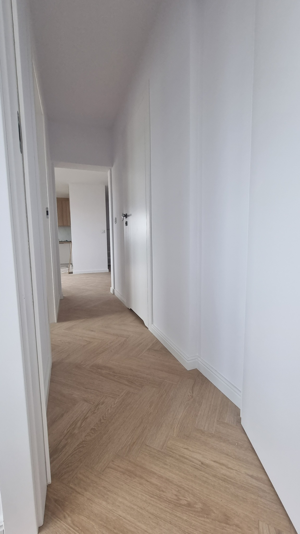 Układanie laminatu, montaż drzwi, wyrównanie i malowanie ścian.