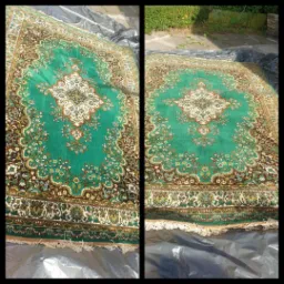 Dwa ujęcia tego samego, zielonego dywanu orientalnego z widocznymi śladami wilgoci, rozłożonego na folii ochronnej na zewnątrz.