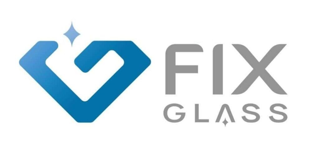 Logo firmy Fix Glass z niebieskim symbolem przypominającym diament i szarym napisem 'FIX GLASS'.