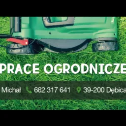 Zielona kosiarka elektryczna na trawie, z widocznym napisem 'Prace Ogrodnicze' oraz danymi kontaktowymi firmy Michał z Dębicy.