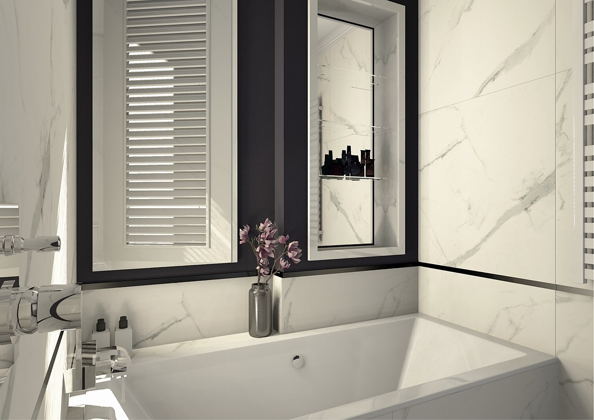 Minimalistyczna łazienka z białą wanną, marmurowymi płytkami, ukrytą szafką z kosmetykami i żaluzjami okiennymi, uzupełniona wazonem z fioletowymi kwiatami.