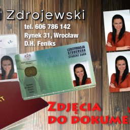 FotoZdrojewski w D.H.Feniks - Aranżacja z paszportem, dowodem osobistym, legitymacją studencką oraz czterema zdjęciami portretowymi tej samej kobiety, z napisem 'Zdjęcia do dokumentów w 5 min' i logo fotografa.