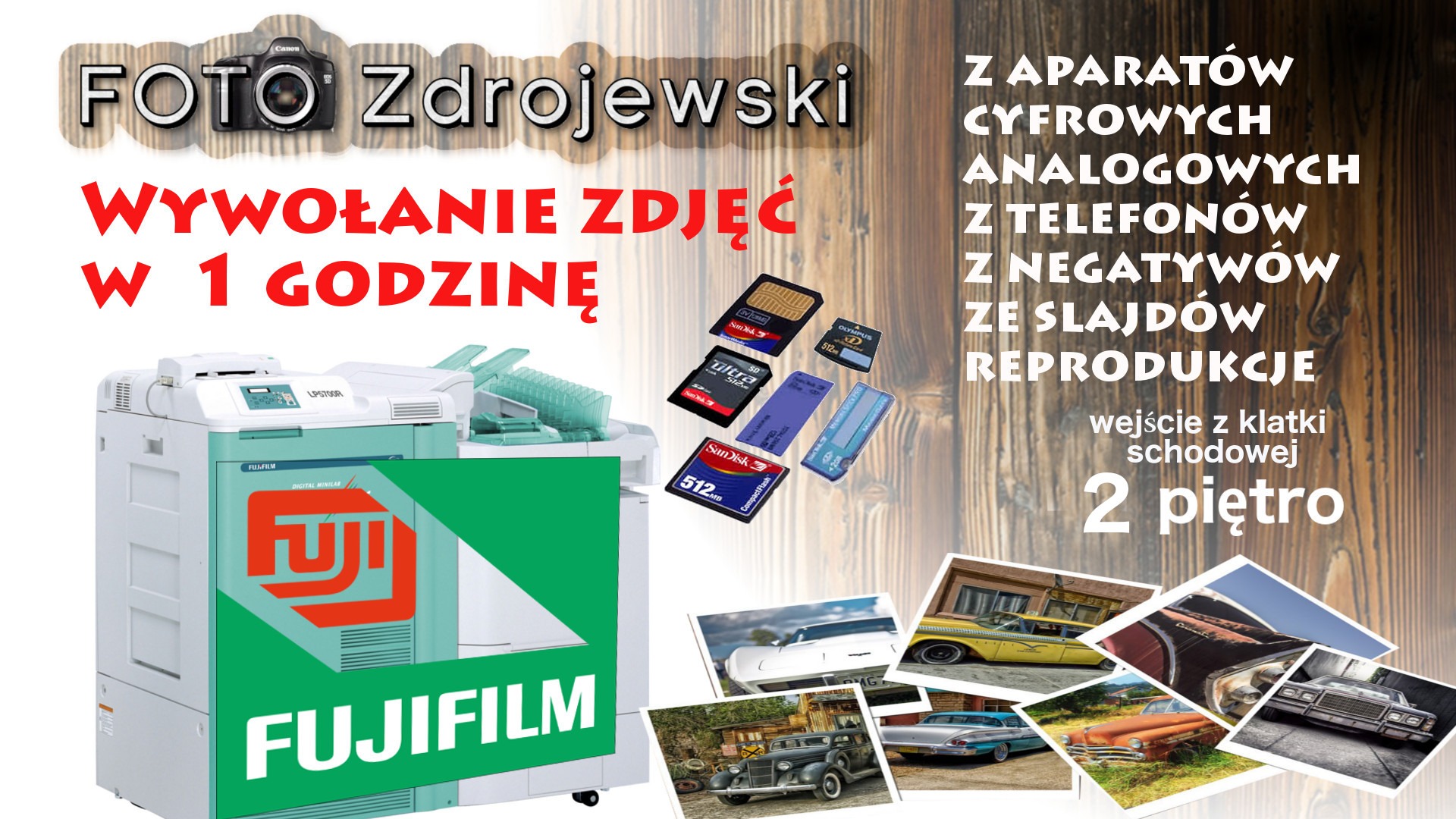 Plakat reklamowy punktu wywoływania zdjęć z aparatów cyfrowych, analogowych, telefonów, negatywów i slajdów, oferującego wywoływanie zdjęć w 1 godzinę, z widocznym urządzeniem Fujifilm Digital...