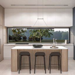 Whitehill Architecture Piotr Domanowski - Nowoczesna kuchnia z wyspą i oknem na zieleń. Drewniane i szare szafki, minimalistyczne oświetlenie. Widok z okna dodaje naturalnego światła i przestrzeni.