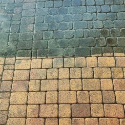 Ewa Klimek Klim-Majster - Częściowo wyczyszczona kostka brukowa, widoczny kontrast między brudną, ciemną powierzchnią a czystą, jasnobrązową częścią.