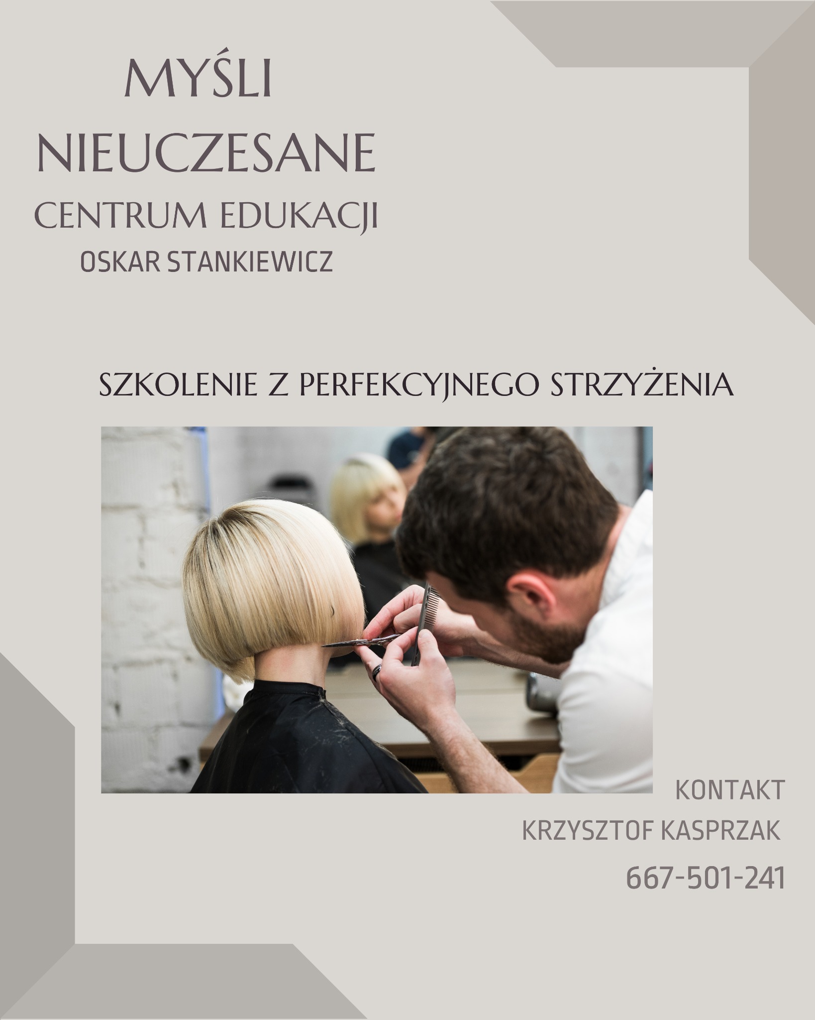 Mężczyzna strzyże blond włosy klientki nożyczkami i grzebieniem w salonie, widoczny napis 'Szkolenie z perfekcyjnego strzyżenia'.