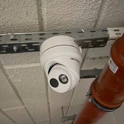 Czy to cały system monitoringu czy tylko dołożenie dodatkowej kamery dla nas to nie problem! Tutaj realizacja dołożenia kamery do działającego już systemu CCTV dla Wspólnoty Mieszkaniowej.