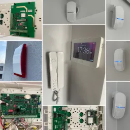Kompozycja zdjęć przedstawiająca elementy systemu zabezpieczeń: centrala alarmowa Satel, czujka ruchu z niebieską diodą, sygnalizator zewnętrzny, panel dotykowy z wyświetlaną godziną i temperaturą,...