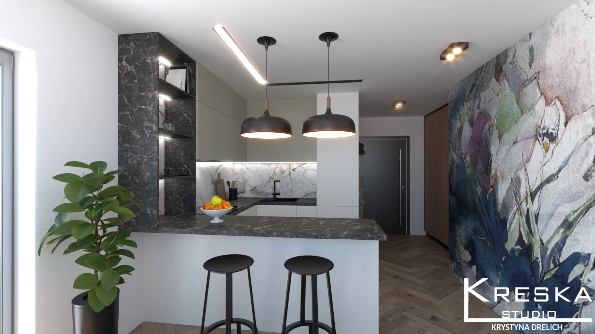 Wizualizacja nowoczesnej kuchni z wyspą, czarnymi hokerami, marmurowym blatem i ścianą z motywem kwiatowym, oświetlona lampami wiszącymi i listwą LED, z rośliną doniczkową po lewej stronie i logo...