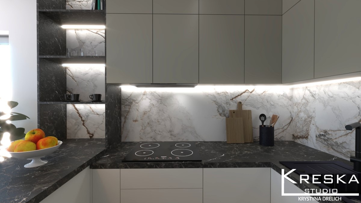 Nowoczesna kuchnia z marmurowym backsplashiem i czarnym blatem, oświetlenie LED pod szafkami, na blacie misa z owocami i akcesoria kuchenne, logo firmy w prawym dolnym rogu.