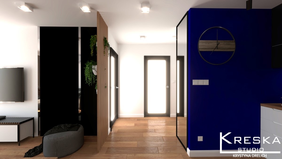 Wizualizacja wnętrza mieszkania: przedpokój z drewnianą podłogą, ścianką działową z lamelami i wiszącymi roślinami, granatowa ściana z okrągłym zegarem, czarne drzwi i szara pufa.