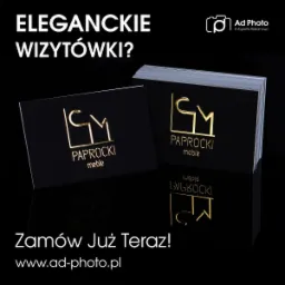 Eleganckie, czarne wizytówki z połyskującym, złotym logo i tekstem 'PAPROCKI meble' na ciemnym, odbijającym światło tle, ułożone pod kątem, z widocznym stosem kart.