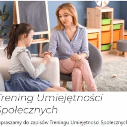 Psycholog rozmawia z dziewczynką w jasnym, przytulnym gabinecie z drewnianym regałem i kolorowymi pojemnikami na zabawki w tle.