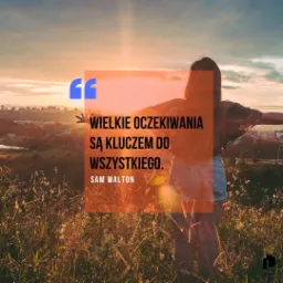 Pejzaż z sylwetką kobiety na tle zachodzącego słońca i panoramy miasta, na pierwszym planie trawa, nałożony tekst z cytatem 'Wielkie oczekiwania są kluczem do wszystkiego. Sam Walton'...