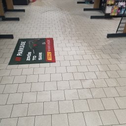 SD-UNION Dariusz Stachowiak - Płytki podłogowe w sklepie z naklejką reklamową marki Parkside z hasłem 'Zrób to sam!'