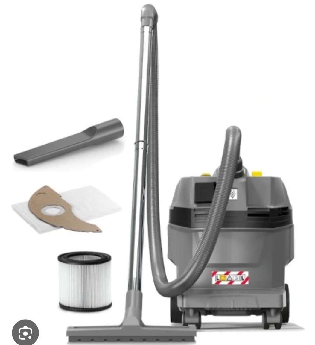 Profesjonalny odkurzacz przemysłowy marki Karcher z zestawem akcesoriów: ssawka szczelinowa, filtr kartonowy, filtr workowy i filtr cylindryczny, na białym tle.