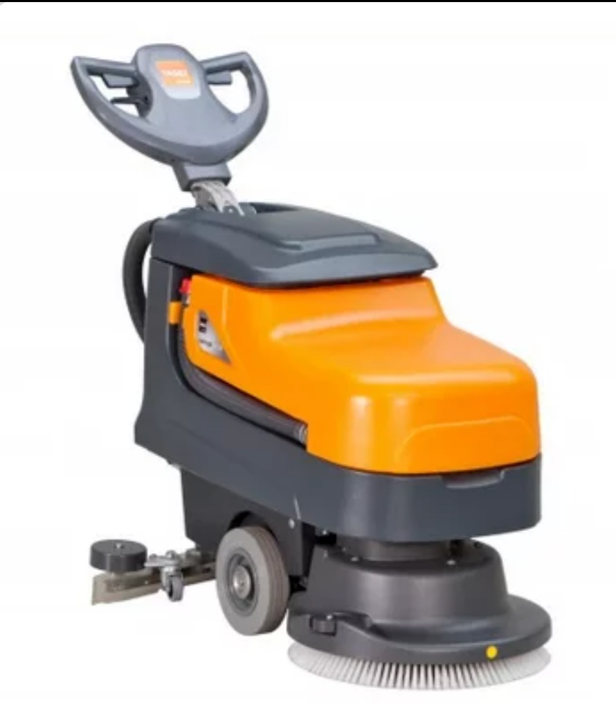 Profesjonalna, pomarańczowo-szara maszyna do mycia podłóg z obrotową szczotką, widoczna z boku na białym tle.