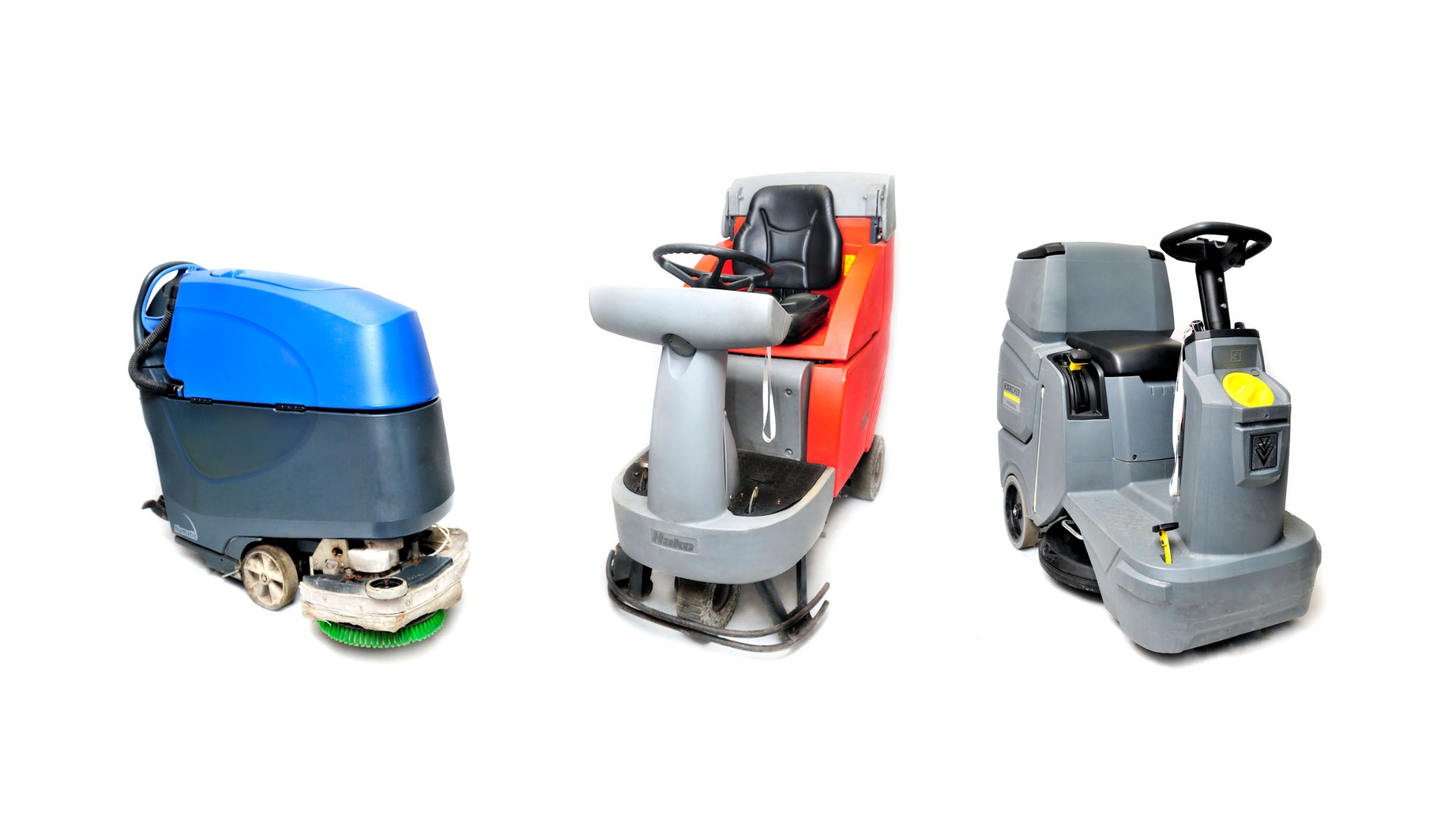 Trzy różne automaty szorująco-zbierające na białym tle, od lewej: niebiesko-szary automat z zieloną szczotką, czerwono-szary automat z siedziskiem i kierownicą, szary automat z siedziskiem...