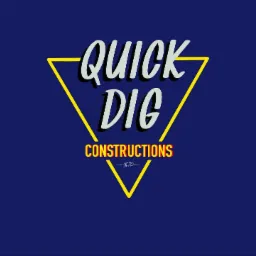 Logo firmy budowlanej Quick Dig Constructions na ciemnoniebieskim tle, z żółtym trójkątem obrysowującym nazwę.