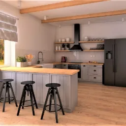 Wnętrze kuchni w stylu rustykalnym z drewnianymi belkami stropowymi, szarymi szafkami i drewnianym blatem, widok na okno z zielenią za nim oraz trzy czarne hokery.