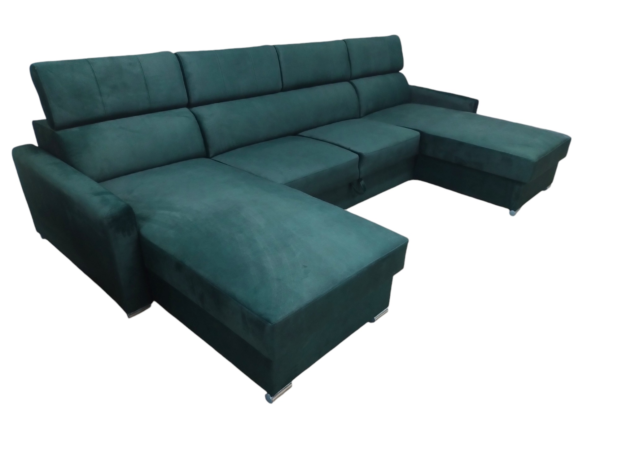Rozłożysta, ciemnozielona kanapa narożna z regulowanymi zagłówkami, ustawiona na białym tle, z widocznymi chromowanymi nóżkami.