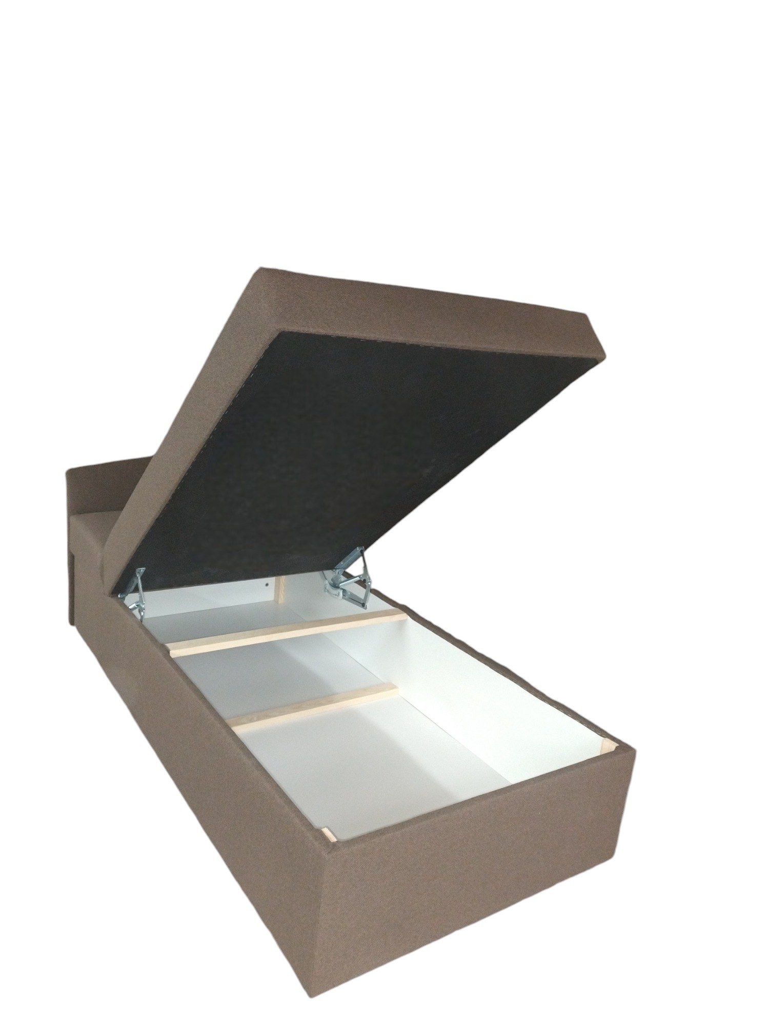 Brązowa sofa z podnoszonym siedziskiem, ukazującym biały pojemnik na pościel i mechanizm podnoszenia.