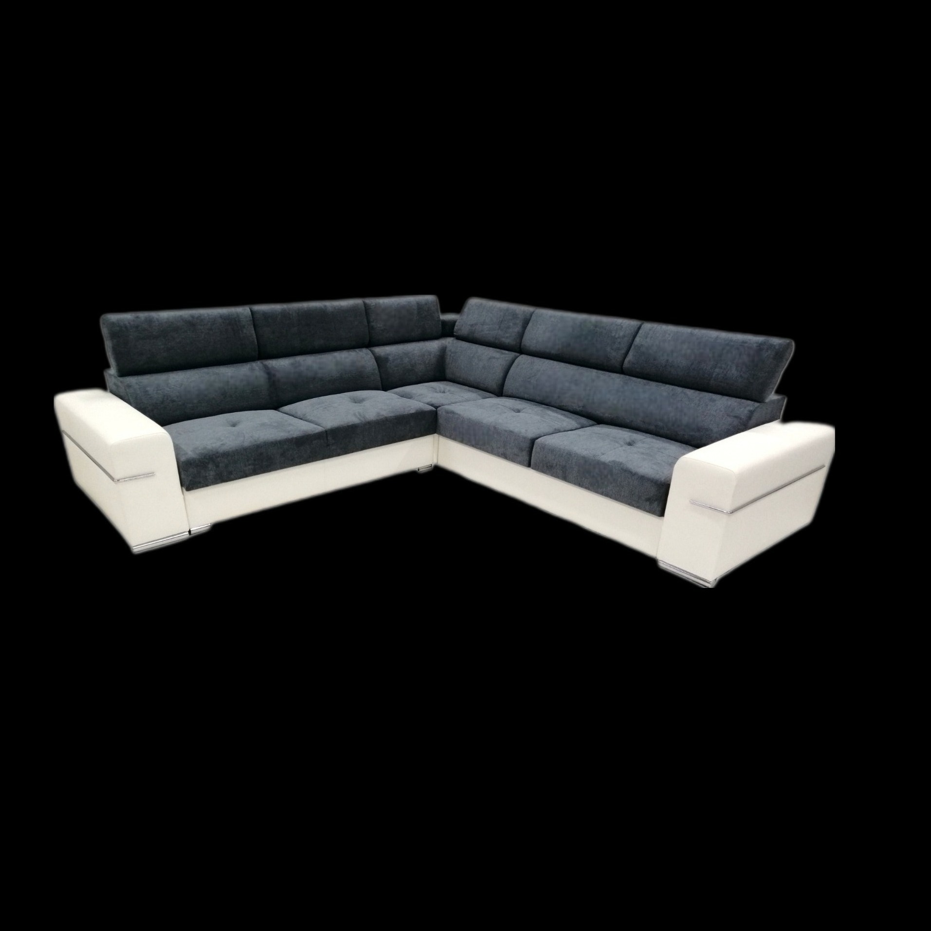 Narożnik tapicerowany w odcieniach szarości i bieli, z niskim oparciem i chromowanymi detalami, prezentowany na czarnym tle.