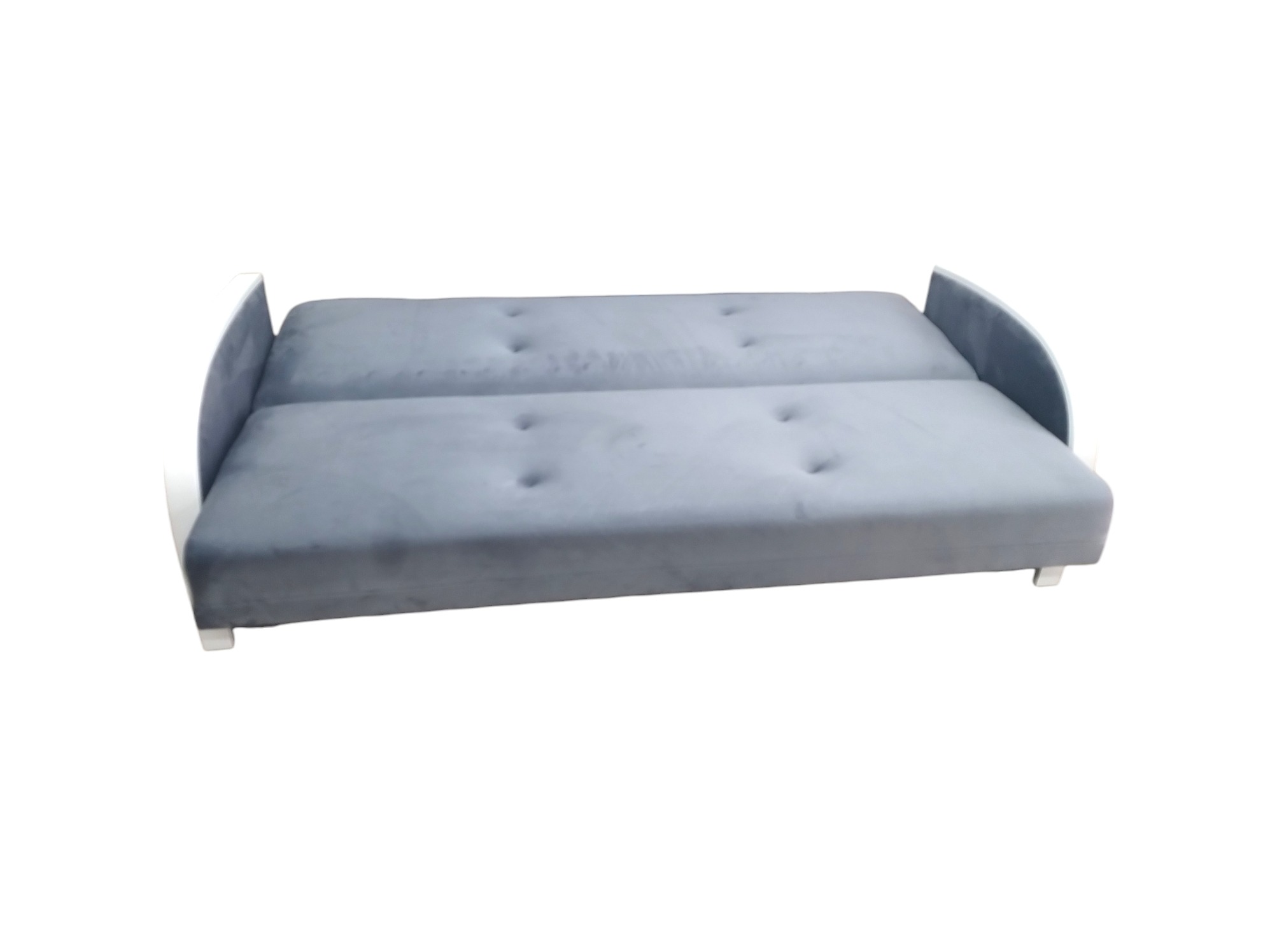 Wersalkę można rozłożyć dzięki czemu otrzymujemy powierzchnię spania na której bez problemu wyspia się dwie osoby.