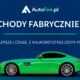 Grafika reklamowa: Zielony sportowy samochód na tle granatowego gradientu z napisem 'Samochody fabrycznie nowe. Od ręki, w najlepszej cenie, z najkorzystniejszym finansowaniem.' oraz logo AutoFee.pl.