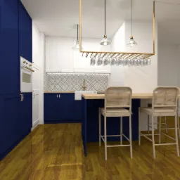 Wizualizacja kuchni z granatowymi szafkami, białymi górnymi szafkami, wzorzystą ścianą nad blatem, wyspą z beżowym blatem i dwoma krzesłami barowymi z rattanowym oparciem, oświetleniem nad wyspą...