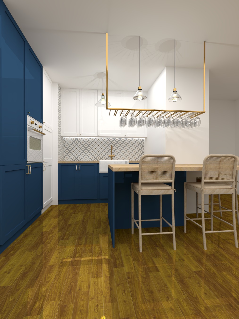 Wizualizacja kuchni z niebieskimi szafkami, drewnianą podłogą i wyspą z krzesłami barowymi z plecionki; nad wyspą złoty stelaż z kieliszkami i trzema lampami.