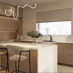 Jasna kuchnia w stylu nowoczesnym z wyspą, wykończona marmurem, oświetlona designerską lampą wiszącą, z widokiem na zimowy krajobraz za oknem.