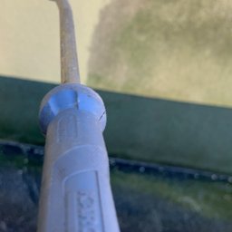 4BLAST - Dysza spryskująca Karcher w trakcie czyszczenia powierzchni, widoczne ślady wilgoci i usuniętego brudu.