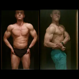 Mężczyzna prezentuje muskulaturę: ujęcie z przodu i z profilu, widoczne napięte mięśnie ramion, klatki piersiowej i nóg, ciemne tło.