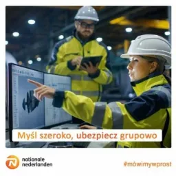 Kobieta w kasku i żółtej kurtce wskazuje na ekran komputera z trójwymiarowym modelem, w tle mężczyzna z tabletem, oboje w strojach roboczych, środowisko przemysłowe.