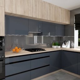 Amable - Nowoczesna kuchnia w odcieniach szarości z drewnianymi akcentami. Błyszczące fronty szafek, oświetlenie LED pod szafkami, minimalistyczny design, owoce w szklanym naczyniu.