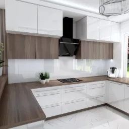 Nowoczesna kuchnia w bieli i drewnie z czarnym okapem. Blat z drewnianym wykończeniem, białe szafki, marmurowe płytki podłogowe i widok na ogród przez duże okno.