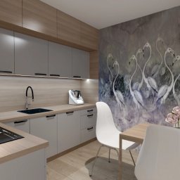 Amable - Jasna kuchnia z szarymi szafkami, drewnianym blatem i ścianą z motywem flamingów. Nowoczesne krzesła i stół tworzą przytulną przestrzeń jadalną.