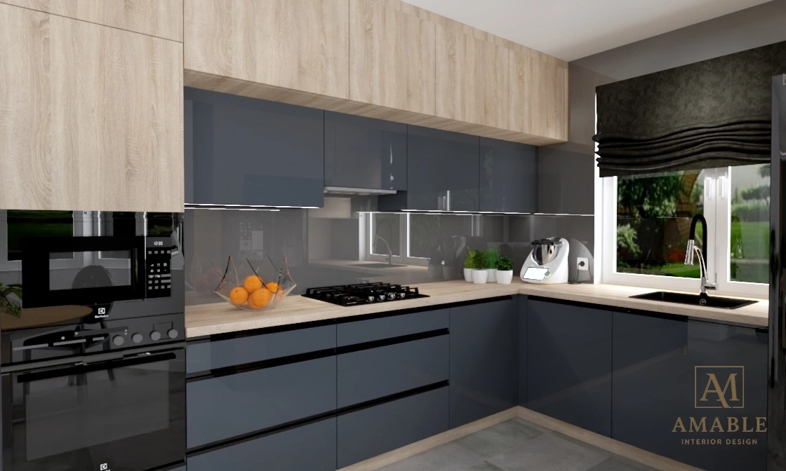 Nowoczesna kuchnia w odcieniach szarości z drewnianymi akcentami. Błyszczące fronty szafek, oświetlenie LED pod szafkami, minimalistyczny design, owoce w szklanym naczyniu.