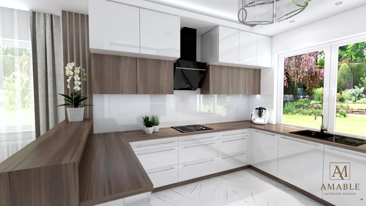 Nowoczesna kuchnia w bieli i drewnie z czarnym okapem. Blat z drewnianym wykończeniem, białe szafki, marmurowe płytki podłogowe i widok na ogród przez duże okno.